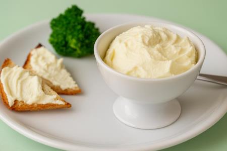 Hausgemachter Frischkäse nach Philadelphia-Art aus vier Zutaten: das Rezept, das ein Milchbauer 1872 aus Versehen erfand